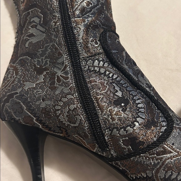 Stuart Weitzman - Picture 11 of 13